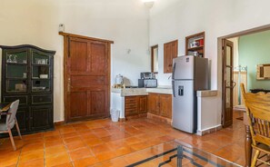 Een koelkast, een magnetron, een kookplaat