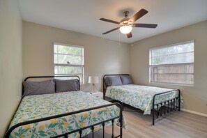 2 bedrooms, iron/ironing board, travel cot, WiFi - 4 Mi to Dtwn: Pet-Friendly Tampa Retreat (Tampa)