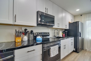 Réfrigérateur, micro-ondes, plaque de cuisson, lave-vaisselle