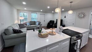 Een moderne keuken met een groot eiland, een bank en een massagestoel.