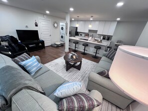 Una Smart TV, una chimenea