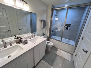 Séchoir à cheveux, bidet, serviettes fournies, savon