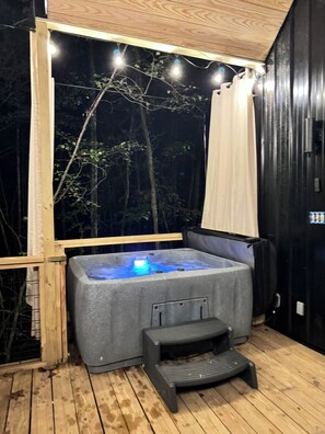 Outdoor spa tub - The most unique getaway experience in North Mississippi! (Grenada)