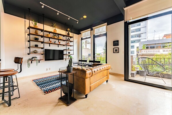 Apartment, 3 Bedrooms, Balcony, City View | Living area
