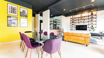 Appartement, 3 chambres, balcon, vue ville | Restauration dans la chambre