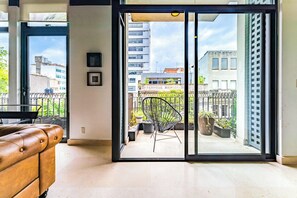 Leilighet, 3 soverom, balkong, byutsikt | Oppholdsområde