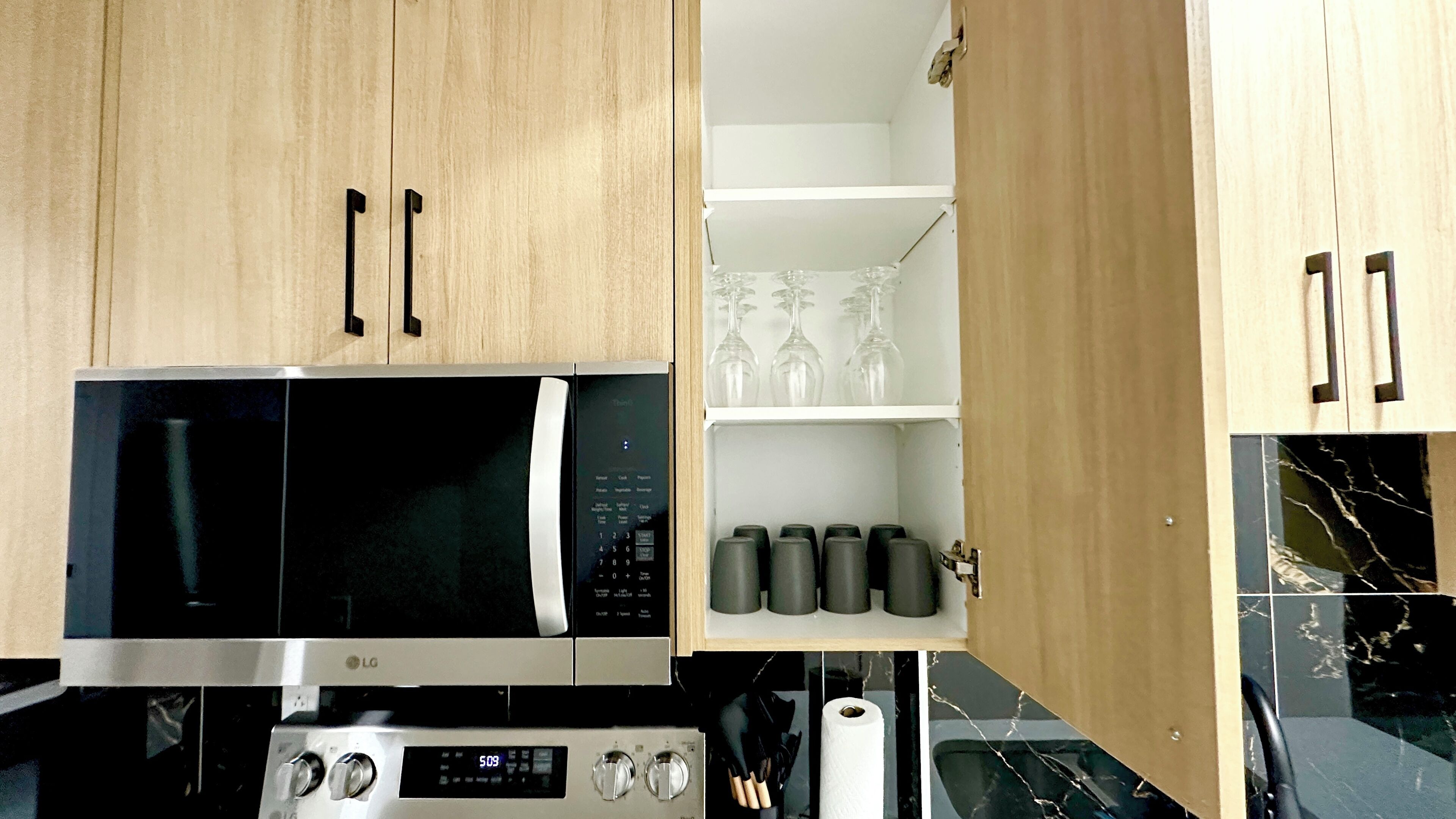 Een microgolfoven, een oven, een kookplaat