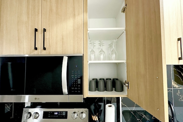 Mikrowelle, Ofen, Herdplatte, Wasserkocher mit Kaffee-/Teezubehör