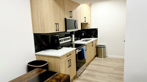 Microones, forn, placa de cuina i cafetera i tetera