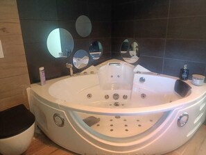 Hårføner, håndklær, såpe og toalettpapir