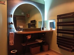 Séchoir à cheveux, serviettes fournies, savon, papier de toilette