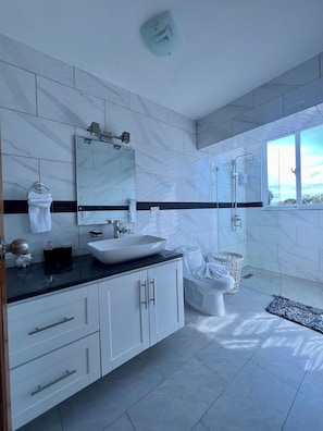 Douche, serviettes fournies, savon, shampoing