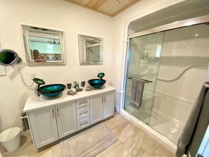 Douche, sĂšche-cheveux, serviettes fournies, savon