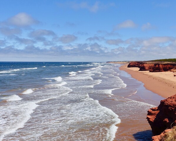 Ligstoelen aan het strand, strandlakens