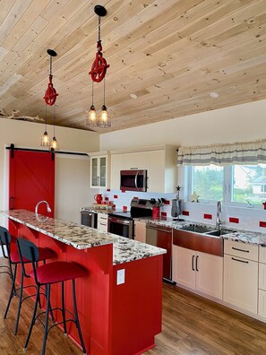 Een koelkast, een magnetron, een oven, een kookplaat