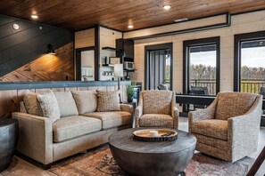 تلفزيون، مدفأة، كُتُب