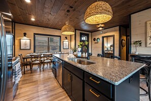 ثلاجة، ميكروويف، مستلزمات طهي/أطباق/أوعية، مُحضّرة مكعبات الثلج