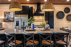Dining - Minutes to Parkway! 3600 Sq Ft Cabin w/ Waterpark & Mountain View’s (Sevierville)