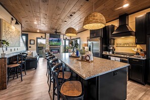 ثلاجة، ميكروويف، مستلزمات طهي/أطباق/أوعية، مُحضّرة مكعبات الثلج