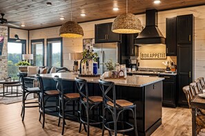 ثلاجة، ميكروويف، مستلزمات طهي/أطباق/أوعية، مُحضّرة مكعبات الثلج