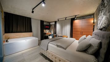 Premium-huone, kylpyamme | Egyptinpuuvillaiset lakanat, ylelliset vuodevaatteet