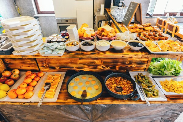 Free daily buffet breakfast 