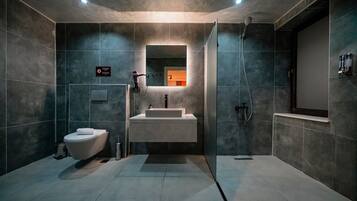Kamar Keluarga | Kamar mandi | Perlengkapan mandi gratis, pengering rambut, jubah mandi, dan sandal