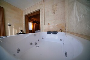 Superior-Zimmer, Badewanne | Bettwäsche aus ägyptischer Baumwolle, hochwertige Bettwaren