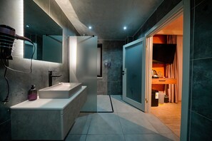 Habitación familiar | Baño | Amenidades de baño gratuitas, secadora de cabello, batas, pantuflas 