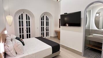 8 bedrooms, desk, free WiFi, bed sheets