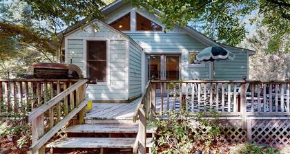 Cozy Modern Cottage, Near beach & Town, Lovely Large Back Yard, WIFI, & W/D