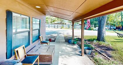 Charming retreat house with cozy living spaces, jetted tub, and Pet-friendly