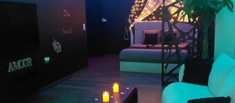 LA NUIT DES SECRETS love room with jacuzzi and private sauna ♥️