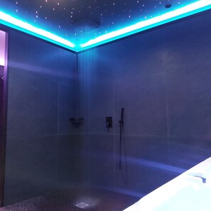 Jetted bath, hair dryer, towels, soap - LA NUIT DES SECRETS love room with jacuzzi and private sauna ♥️ (Roquebrune-sur-Argens)