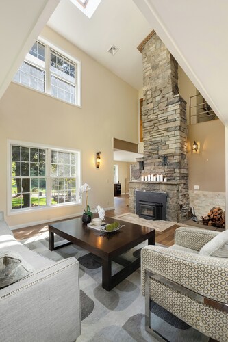 Charming 3-bedroom villa with WiFi, AC in fabulous Monroe