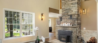 Charming 3-bedroom villa with WiFi, AC in fabulous Monroe