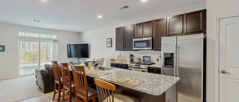 Réfrigérateur, four à micro-ondes, un four, surface de cuisson