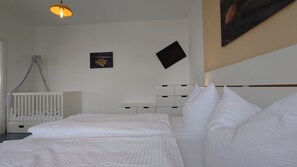 1 dormitorio, tabla de planchar con plancha, wifi y ropa de cama