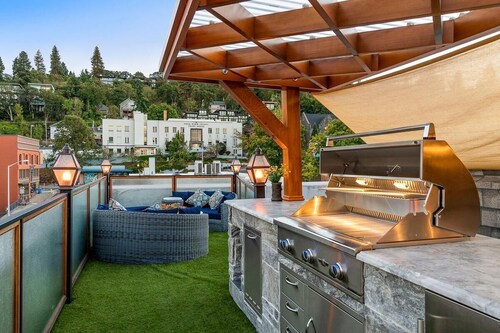 Two-bedroom Penthouse with rooftop BBQ, dining & hot tub.