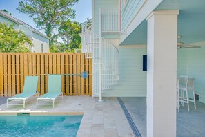 Una piscina al aire libre, una piscina climatizada