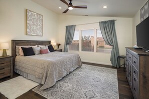 3 bedrooms, desk, iron/ironing board, free WiFi - Slickrock Sanctuary (Moab)