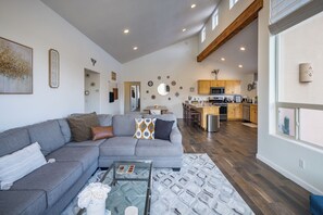 Smart TV, chimenea y libros 