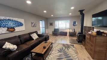 Smart TV, fireplace, DVD player, books
