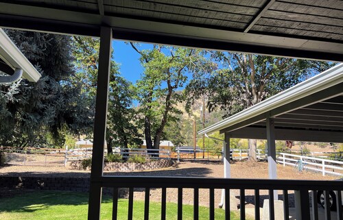 Klamath Riverfront Home - Fish Right from the Backyard!