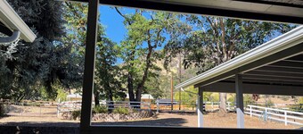 Klamath Riverfront Home - Fish Right from the Backyard!