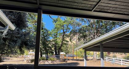 Klamath Riverfront Home - Fish Right from the Backyard!