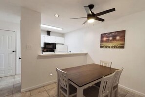 Dining - 50 Yard Line

 (College Station)