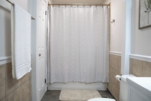 Hårføner, håndklær, såpe og sjampo