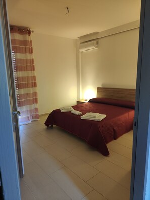 3 habitaciones, tabla de planchar con plancha, wifi y ropa de cama