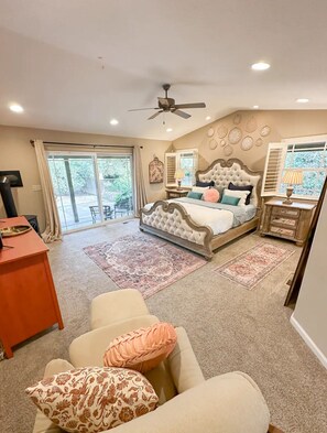 2 bedrooms, desk, iron/ironing board, travel cot - Sequoia Honeymoon Retreat- U Pick Oranges! (Visalia)